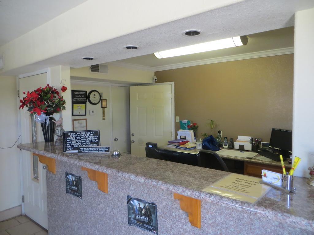 Super 8 By Wyndham Pleasanton Motel Exterior photo