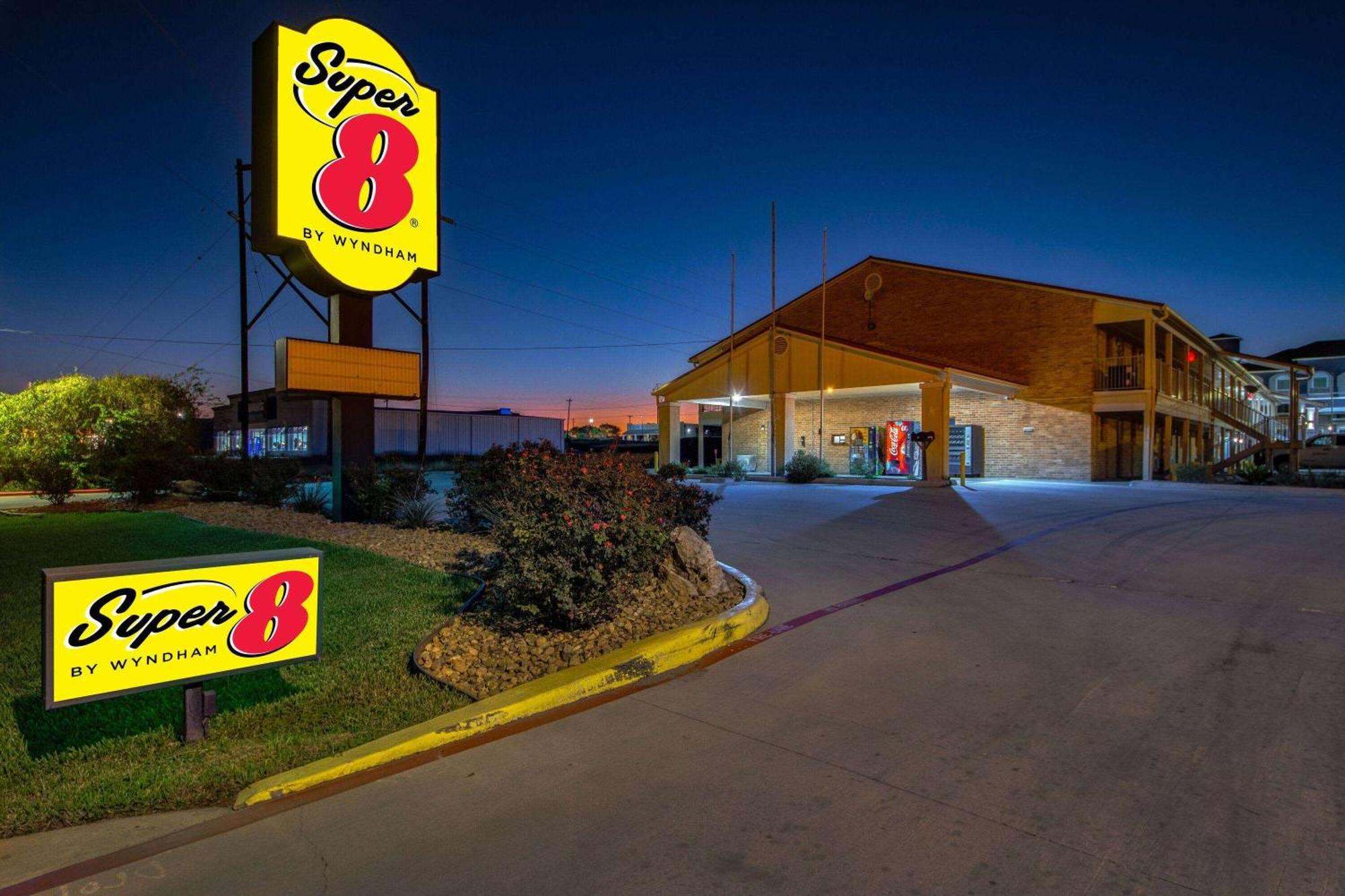 Super 8 By Wyndham Pleasanton Motel Exterior photo